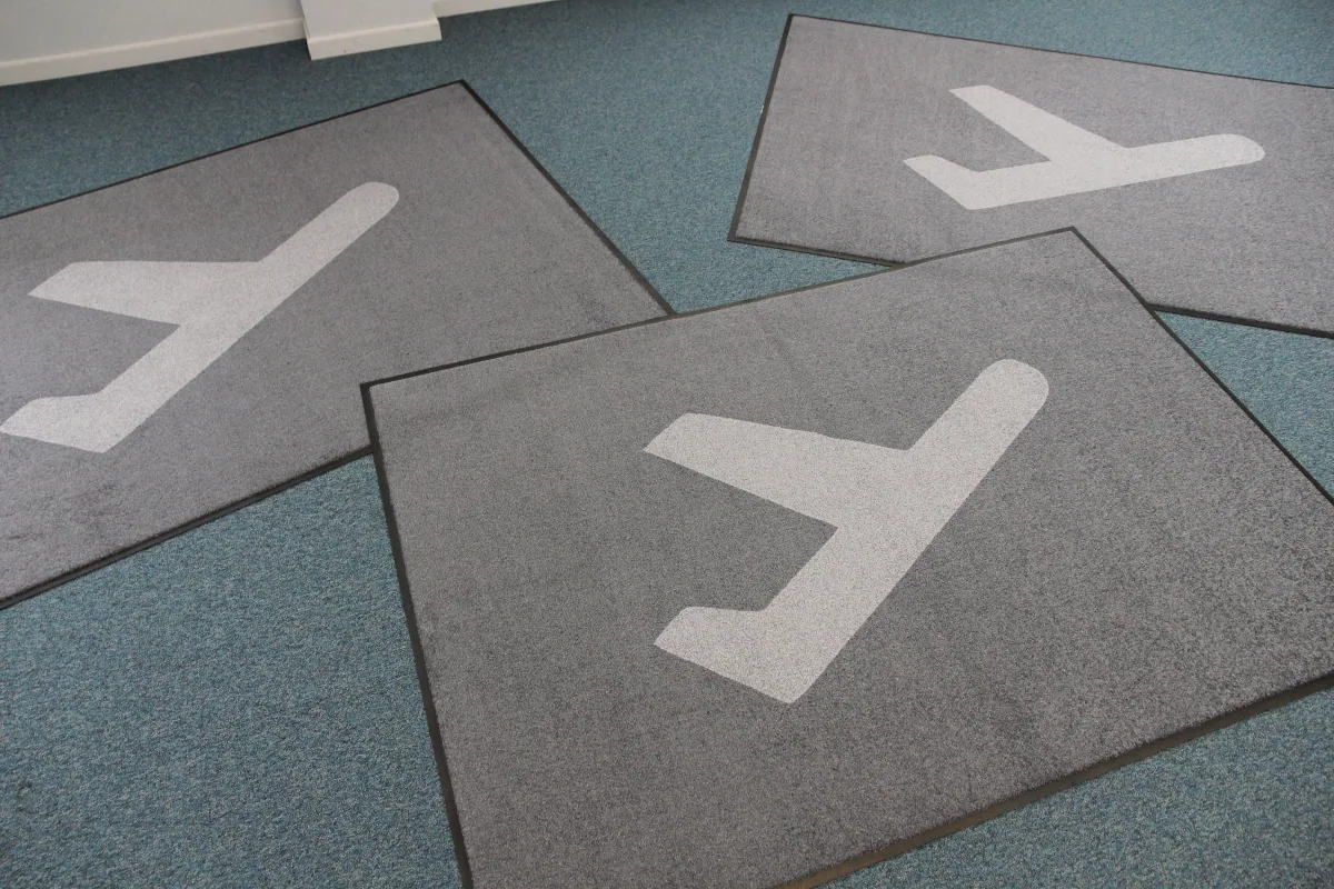 Alfombra personalizada para aeropuertos y transporte — Premium Lounge Terminal T2