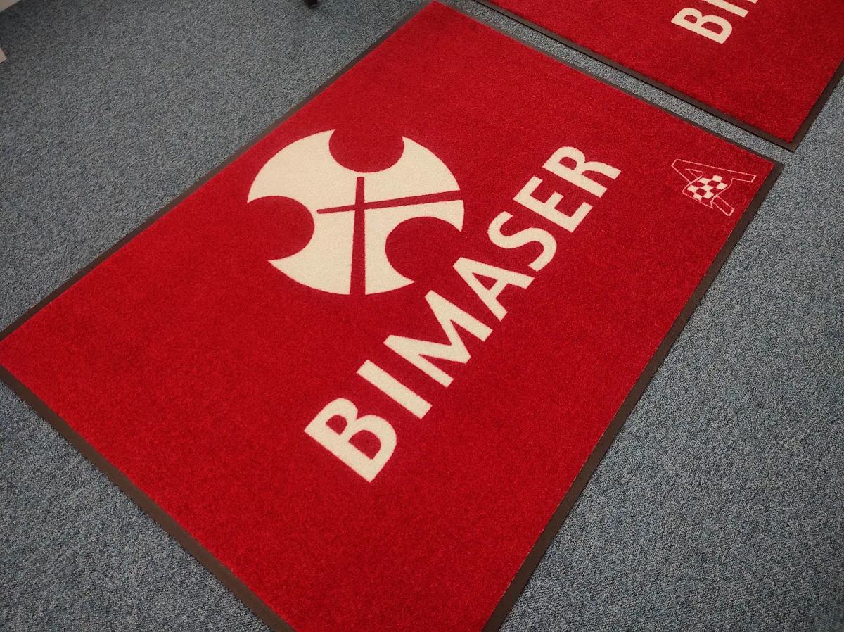 Alfombra personalizada para ocio y juego — entrada del Royal Club Members Lounge