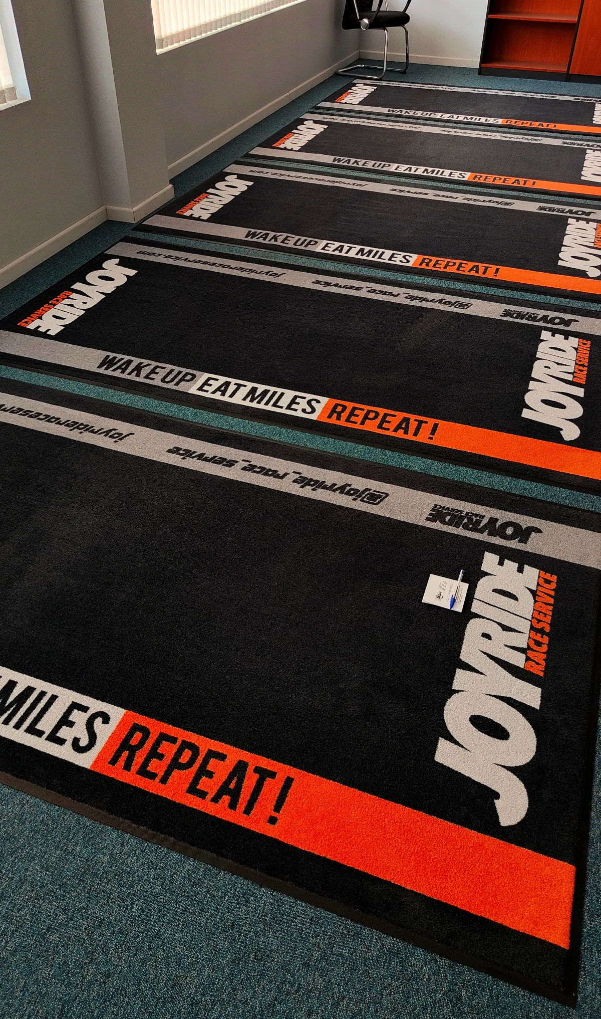 Alfombra personalizada para motorsport — equipo Vega Racing #57 en pit box